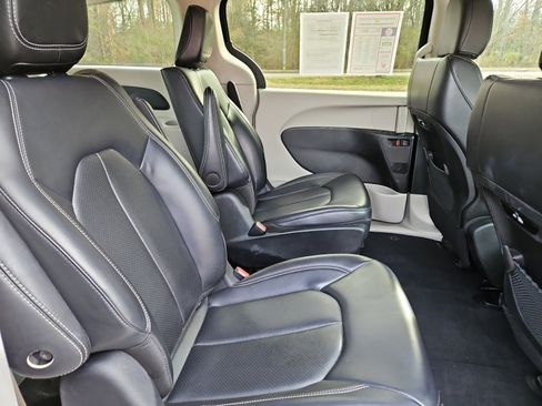 Used 2024 Chrysler Pacifica Select image 17