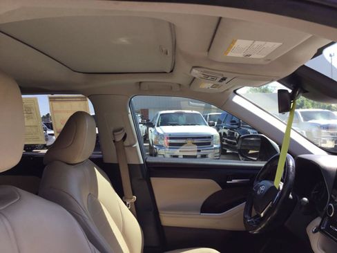 Used 2020 Toyota Highlander XLE FWD image 45