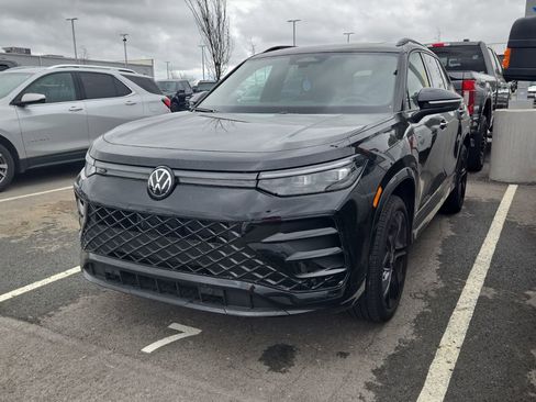 Used 2025 Volkswagen Tiguan SE R-Line image 1
