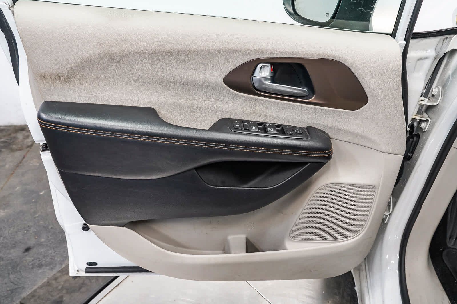 Used 2017 Chrysler Pacifica Touring FWD image 21