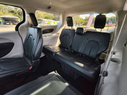 Used 2020 Chrysler Voyager Lxi image 10