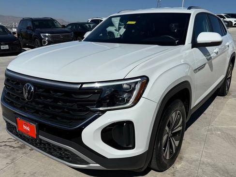 Used 2024 Volkswagen Atlas Cross Sport SE FWD image 2
