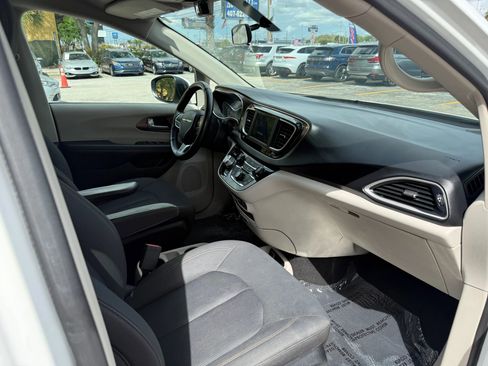 Used 2018 Chrysler Pacifica LX image 20