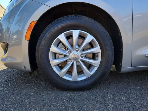 Used 2017 Chrysler Pacifica Touring-L image 32
