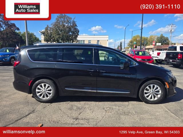 Used 2019 Chrysler Pacifica Touring-L FWD image 2