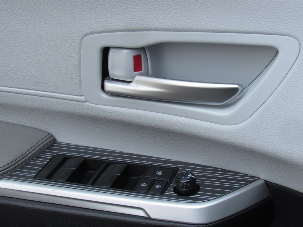 Certified 2025 Toyota Sienna XLE FWD image 40