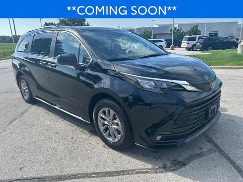 Used 2026 Toyota Sienna XLE FWD image 3