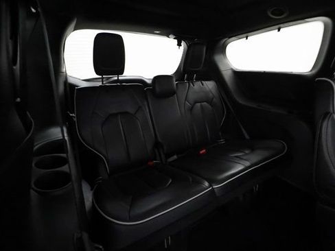 Used 2025 Chrysler Pacifica Limited image 18