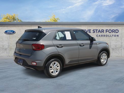Used 2022 Hyundai Venue SE FWD image 8