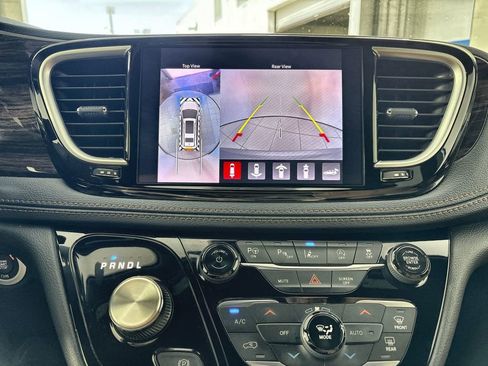 Used 2023 Chrysler Pacifica Pinnacle AWD/4WD image 24