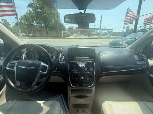 Used 2012 Chrysler Town & Country Touring-L w/ Entertainment Group #2 FWD image 17