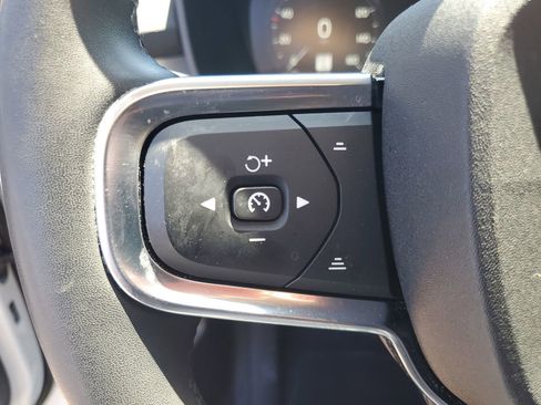 Used 2022 Volvo XC40 T5 Momentum image 12