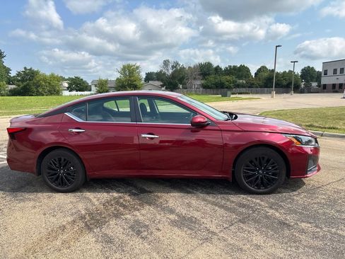 Used 2025 Nissan Altima 2.5 SV w/ SV Special Edition Package AWD/4WD image 4