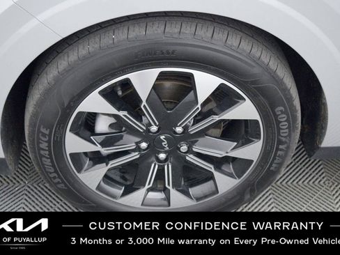 Used 2024 Kia Carnival EX FWD image 21