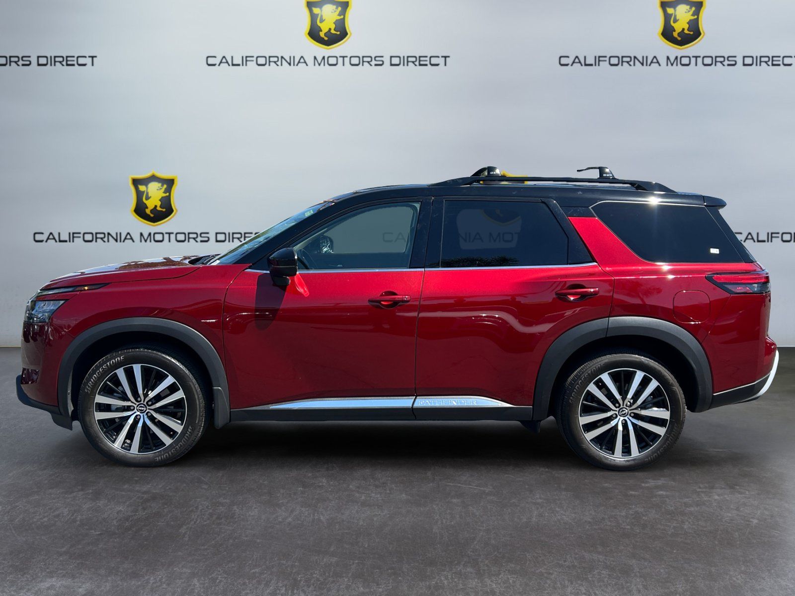 Used 2025 Nissan Pathfinder Platinum w/ Cargo Package FWD image 2