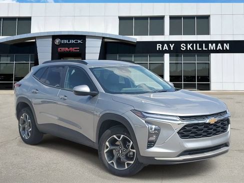 Used 2025 Chevrolet Trax LT w/ LT Convenience Package FWD image 1