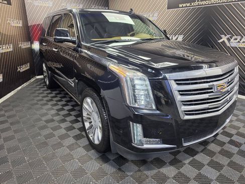 Used 2017 Cadillac Escalade Platinum RWD image 5