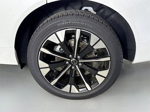 Certified 2026 Volvo XC60 B5 Plus w/ Climate Package PRO image 31