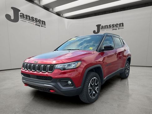 Used 2025 Jeep Compass Trailhawk AWD/4WD image 8