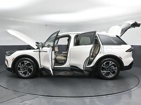 Used 2024 Lincoln Nautilus Premier AWD/4WD image 55