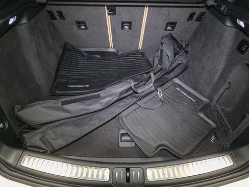 Used 2018 Porsche Macan Turbo image 11