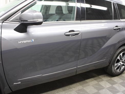 Used 2021 Toyota Highlander XLE AWD/4WD image 43