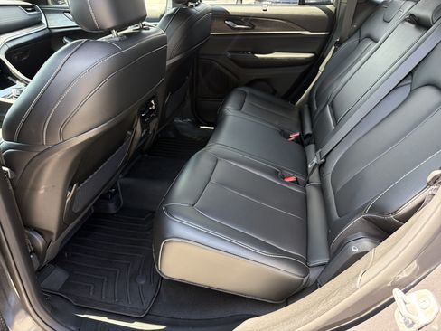 Used 2025 Jeep Grand Cherokee Limited w/ Luxury Tech Group II RWD image 21