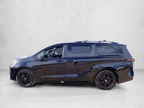 Used 2025 Toyota Sienna XLE Woodland Edition AWD/4WD image 2