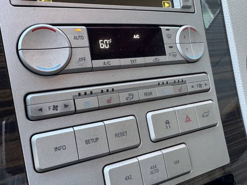 Used 2010 Lincoln Navigator 4WD image 22