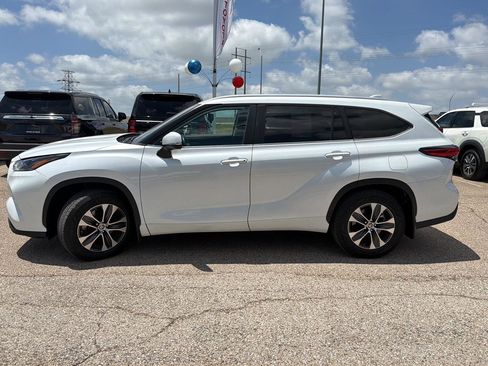 Used 2023 Toyota Highlander XLE FWD image 6