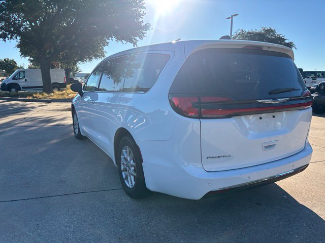 Used 2024 Chrysler Pacifica Touring-L FWD image 7