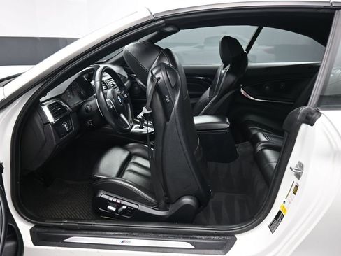 Used 2017 BMW M4 Convertible image 31