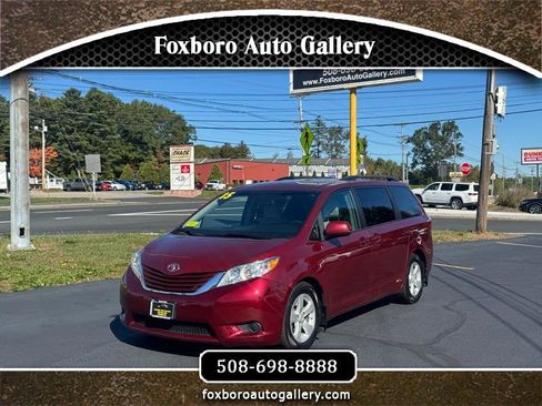 Used 2015 Toyota Sienna LE image 1