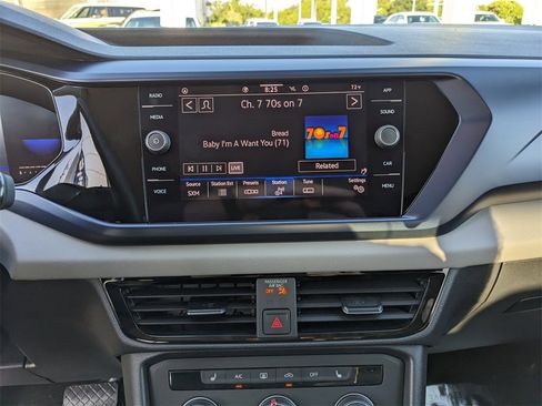 Certified 2022 Volkswagen Taos SE w/ Driver Assistance Package image 21