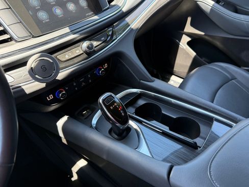 Used 2018 Buick Enclave Essence FWD image 13