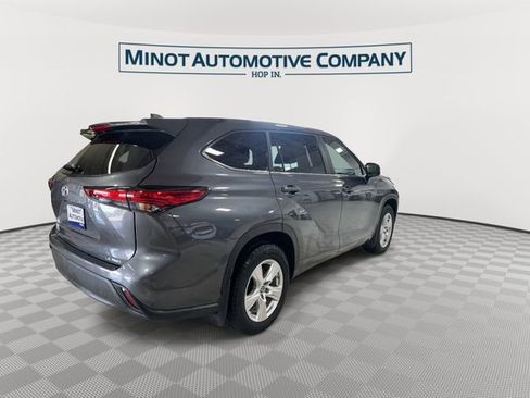 Used 2023 Toyota Highlander LE AWD/4WD image 8
