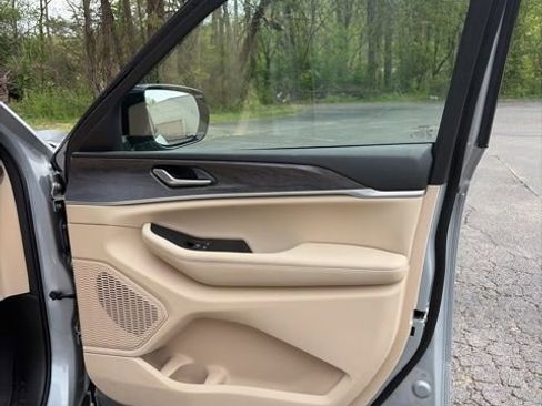 Used 2024 Jeep Grand Cherokee Limited w/ Black Appearance Package image 19