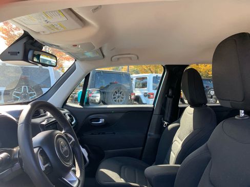 Used 2020 Jeep Renegade Latitude w/ Safety & Security Group II image 12