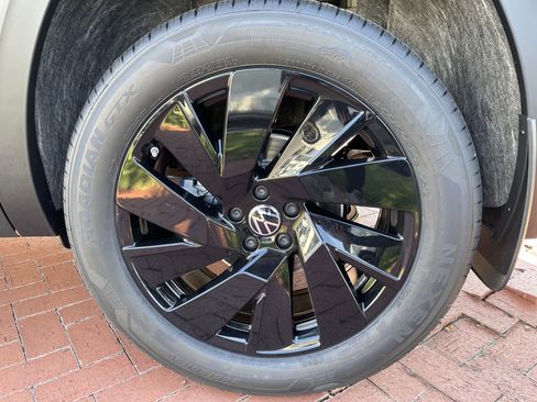 New 2026 Volkswagen Atlas Cross Sport SE image 8