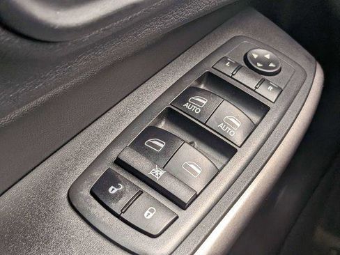 Certified 2019 Jeep Cherokee Latitude Plus w/ Comfort/Convenience Group FWD image 24