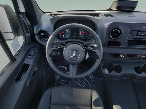 Used 2025 Mercedes-Benz Sprinter 2500 image 11