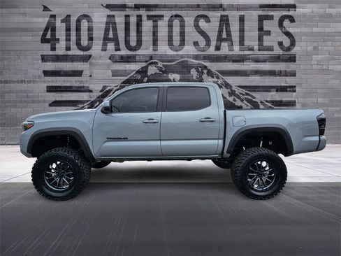 Used 2018 Toyota Tacoma TRD Off-Road AWD/4WD image 7