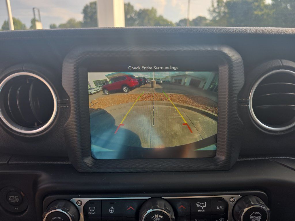 Used 2018 Jeep Wrangler Unlimited Sahara AWD/4WD image 15
