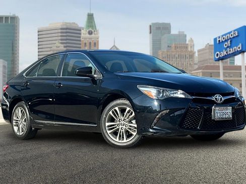 Used 2017 Toyota Camry SE image 2