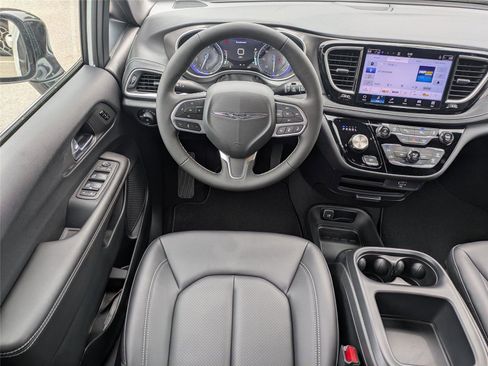 New 2026 Chrysler Pacifica Select image 17