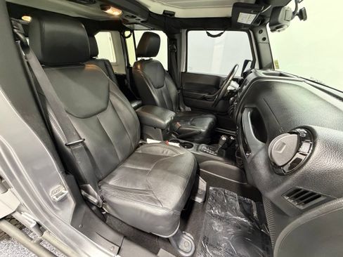 Used 2015 Jeep Wrangler Unlimited Sahara AWD/4WD image 30