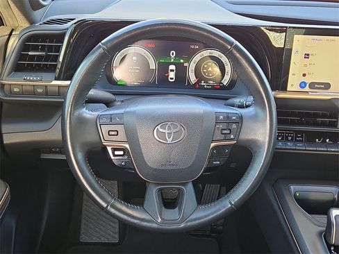 Used 2023 Toyota Crown Limited image 19