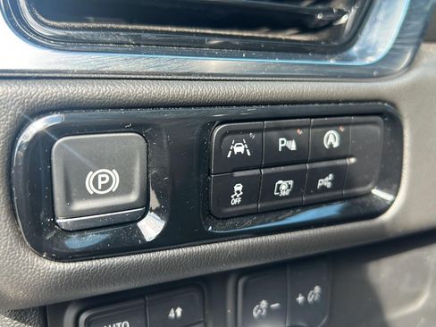 Used 2025 GMC Yukon XL Denali AWD/4WD image 28