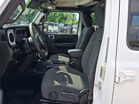 Used 2024 Jeep Wrangler Unlimited w/ Convenience Group AWD/4WD image 17