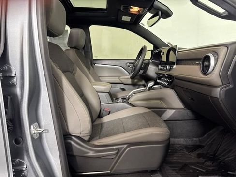 Used 2024 Chevrolet Colorado ZR2 w/ Technology Package AWD/4WD image 4